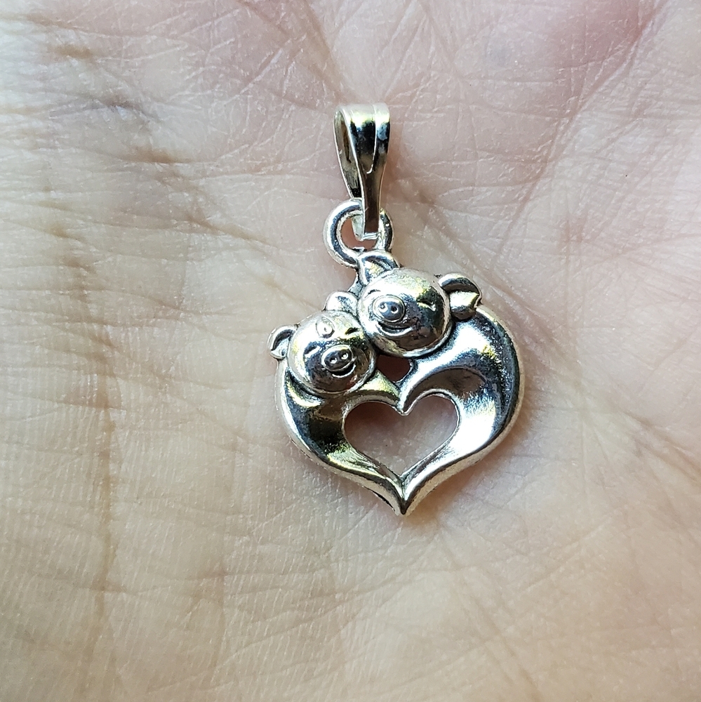 NWOT Pigs in Love Charm